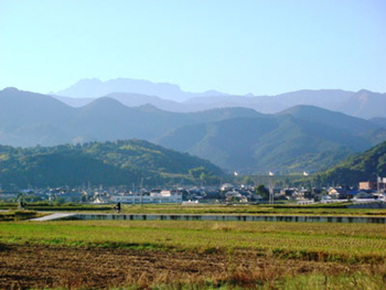 下流域から大谷池を望む（写真中央右）