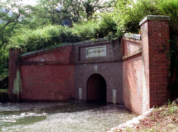 アーチ型樋門の写真