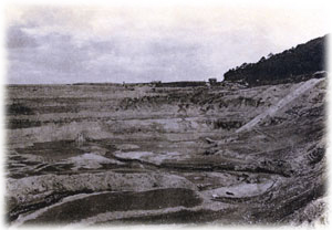復旧工事中の大谷池（右側上部が位置変更後の斜樋）の写真