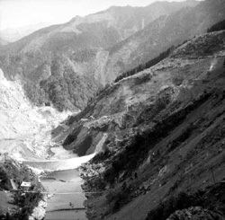 工事中の黒瀬ダム堰堤（昭和47年）の写真