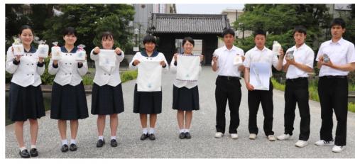 西条高校商業科輝安KOU房の生徒たち写真