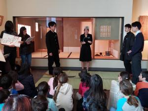 アジア美術館で現地小学生に「ぶんぶく茶釜」のパーフォーマンス
