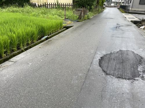 整理番号18について、道路の穴に簡易補修材を埋めて対応した写真になります。