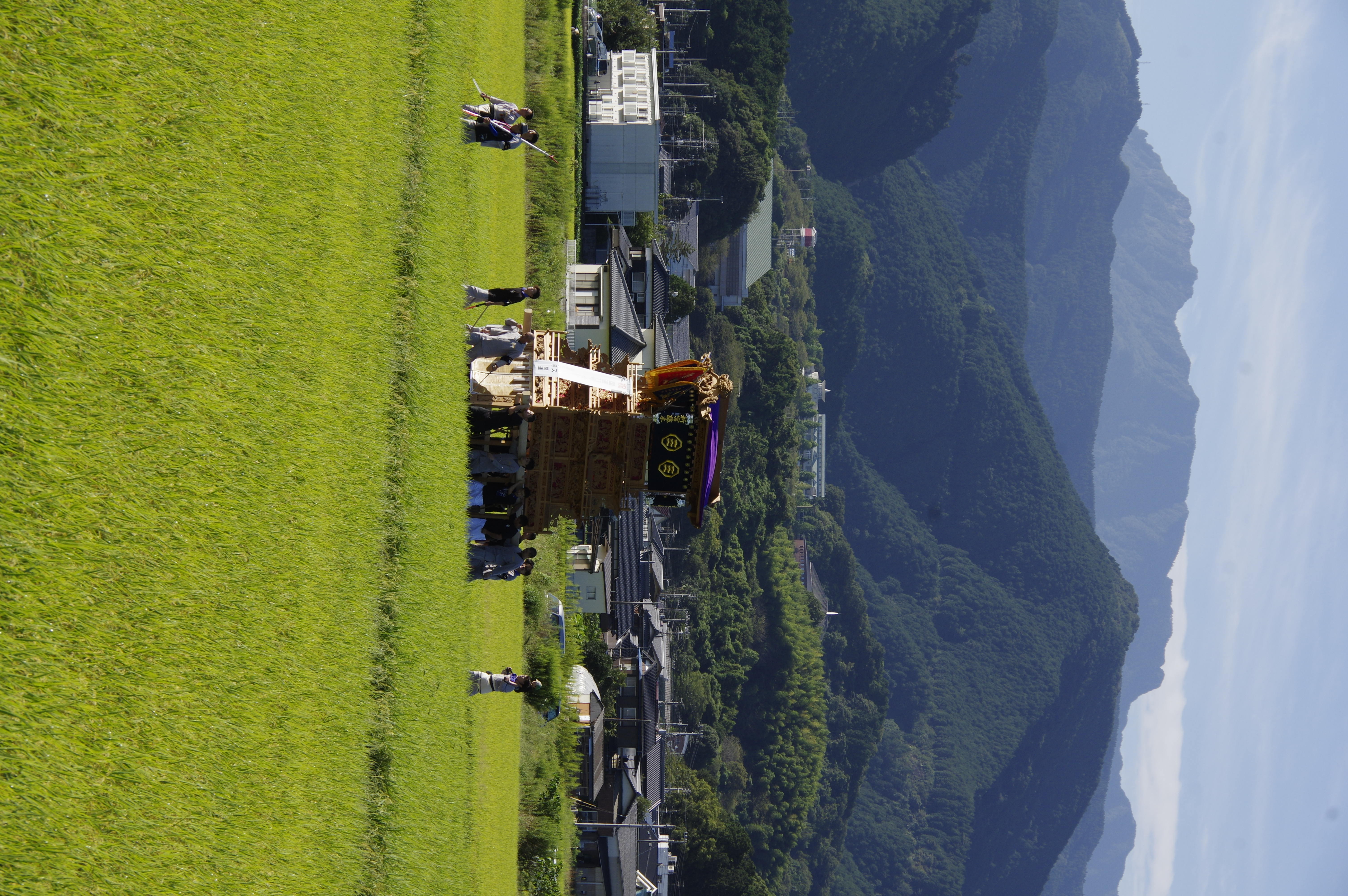 石鎚を背に国道１１号小松バイパス開通式に行くだんじり