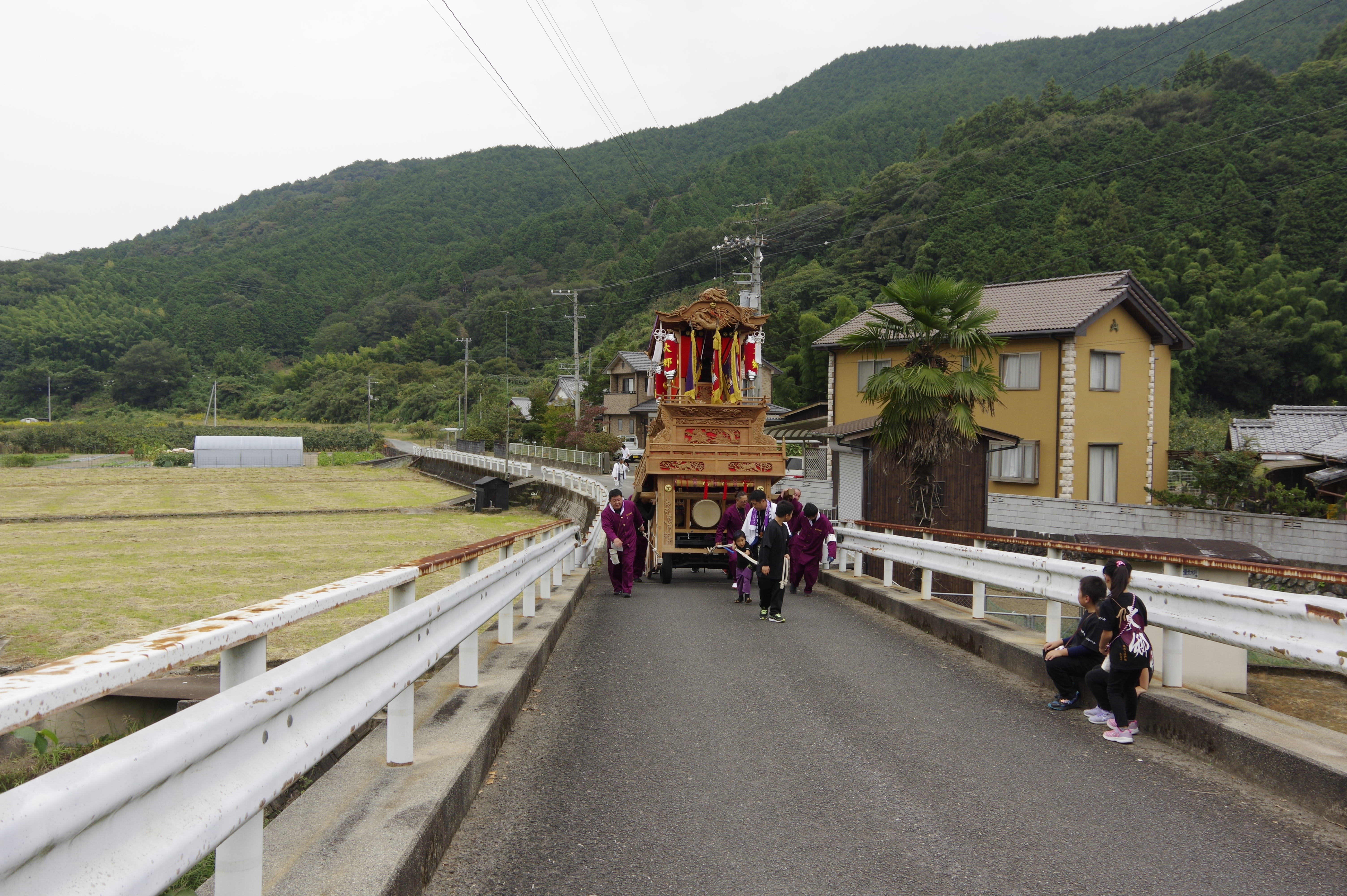 山間の祭り風情