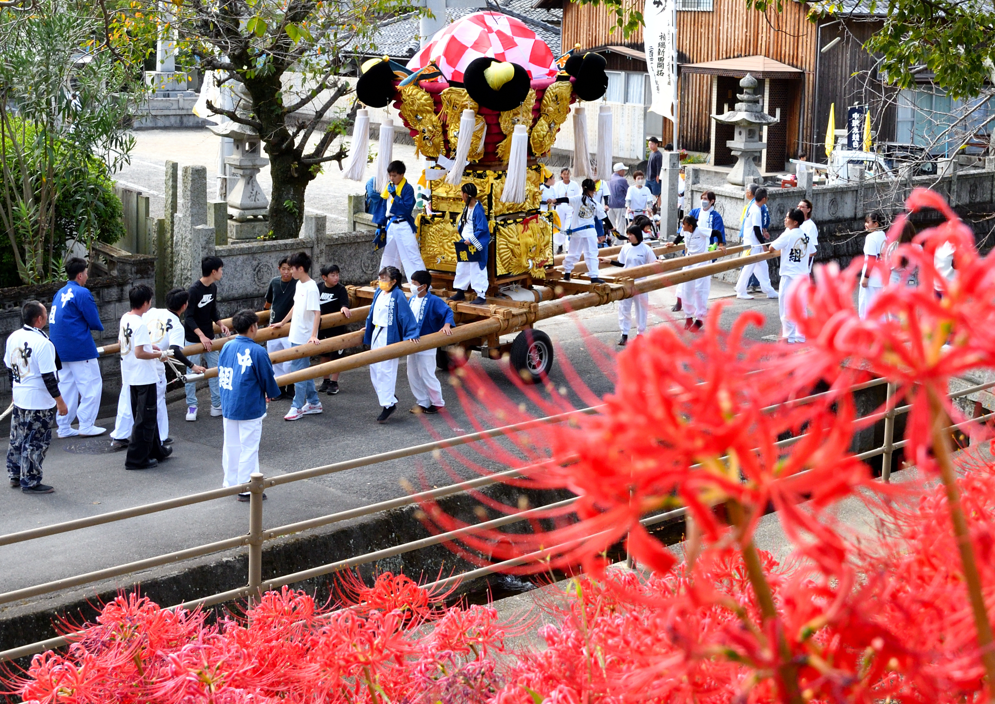 彼岸花とともに