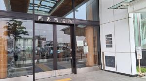 市庁舎本庁玄関前の写真