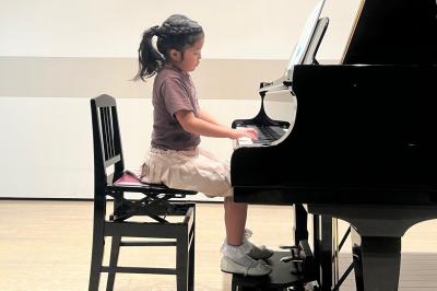 ピアノを弾く子ども