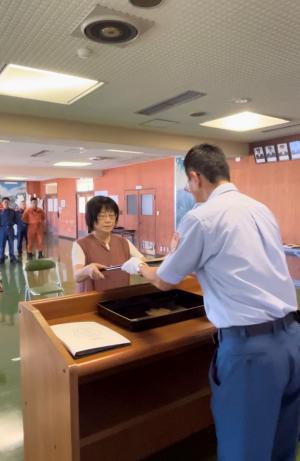 もう一人の受賞者が感謝状を受け取っている写真です