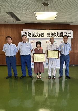 受賞者と並んでいる写真です