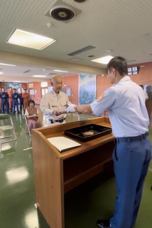 受賞者1名が感謝状を受け取っている写真です
