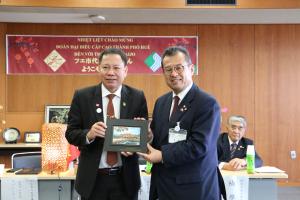 フエ農林大学からの記念品