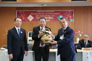 西条市からフエ農林大学へ記念品贈呈