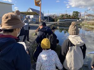 お堀の南側でオオカナダモ等外来種の水草について解説している画像
