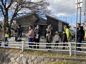 お堀周辺での観察を行っている画像