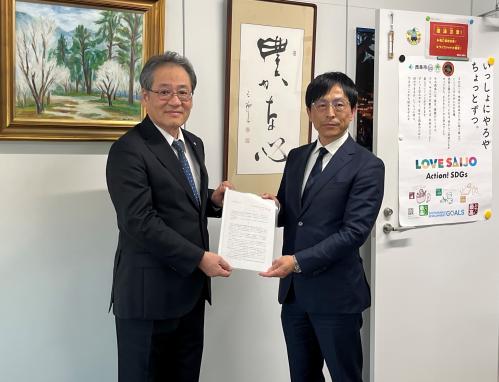 露口会長より教育長へ答申書手交