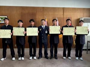 協力者と消防長が記念撮影をしている写真です。