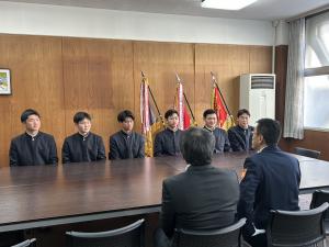 消防長と協力者が歓談している写真です