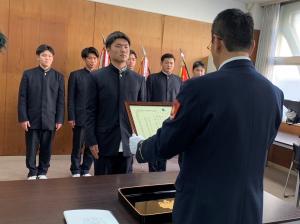 享禄者が表彰を受けている写真です