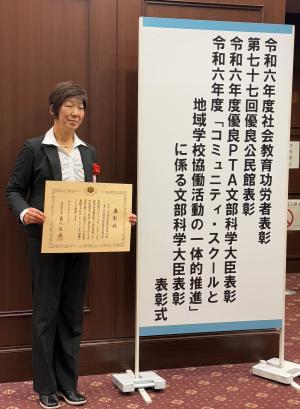 表彰状と一緒に撮影