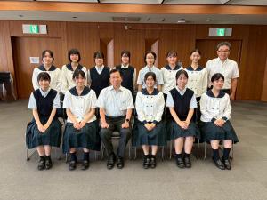 市長と高校生の集合写真