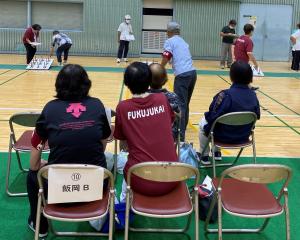 わなげを投げているシニアクラブ員の写真