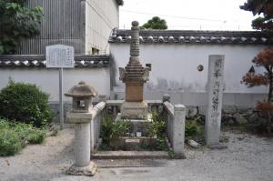 長福寺の宝篋印塔
