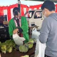 自分たちで栽培した農作物を販売する西条農業高生