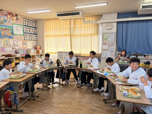 児童が食べる様子