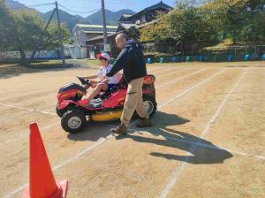 森林ふれあい体験 草刈り機