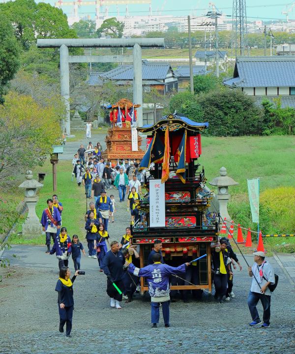 入選　「だんじり、秋の参道を往く」　田坂　光司