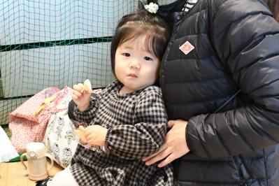 お菓子を食べる