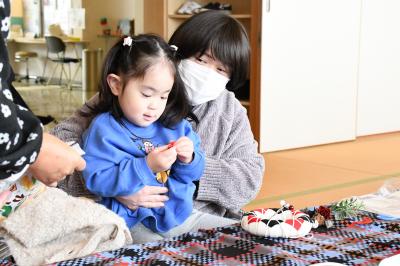 お母さんと工作