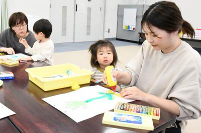 お母さんの作業を見学！