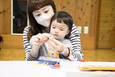 お母さんに手伝ってもらいながら