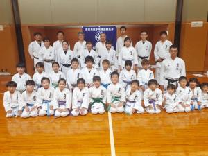 西条市空手道連盟スポーツ少年団　集合写真(西条市総合体育館教室)
