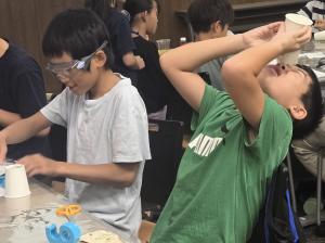 偏光フィルムを使った実験の様子４