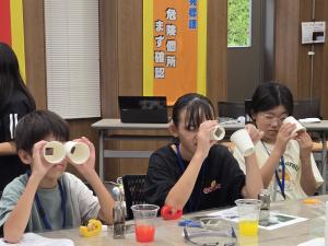 偏光フィルムを使った実験の様子３