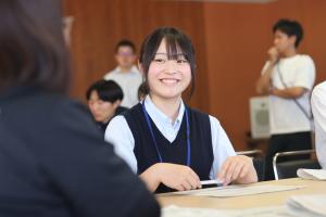 笑顔交えた意見交換
